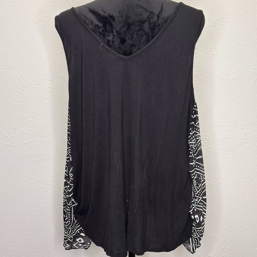 Love On A Hanger Pleated Black & White Aztec Print Sleeveless Blouse - 1X - Picture 4 of 7